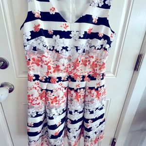 Beautiful DB super flattering spring/summer dress!